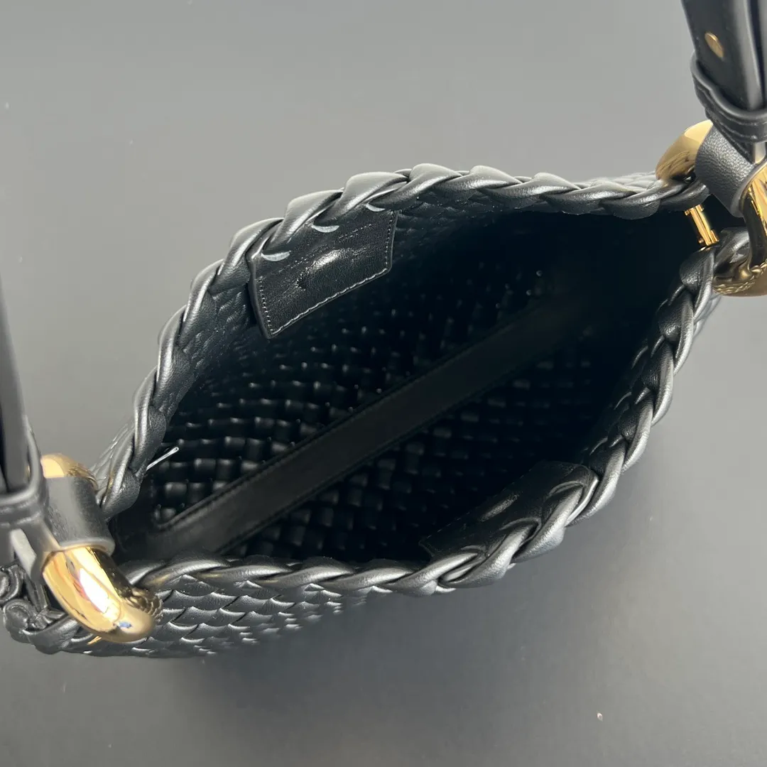 Batch 3000 #Bv 2023 early spring new product Clicker 730968 returns to the most classic small weave. The entire bag is made of lamb woven leather, which perfectly highlights the exquisite craftsmanship of our bottega. The metal at the fixed shoulder strap is made of Muse brass and is inspired by pipe clips. It highlights the sense of high-end temperament, intellectual elegance 💓The interior capacity is large enough for daily needs, and will be young and fashionable. The modern style runs through it, and the one strongly recommended by Internet celebrity bloggers will capture your heart! 💕 Size: 27x19x11.5